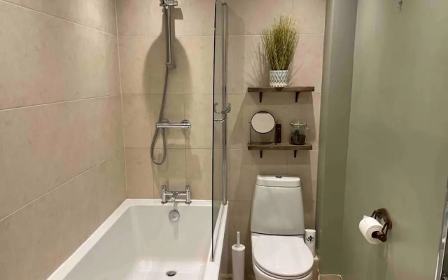 Stunning Apartment by The Leas, West End