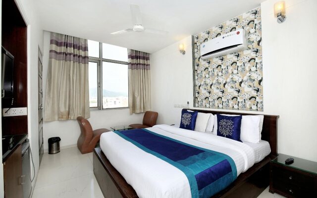 OYO 1496 Hotel Sky 5