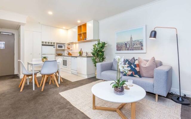 Lovely City Apartment with Pool & Gym