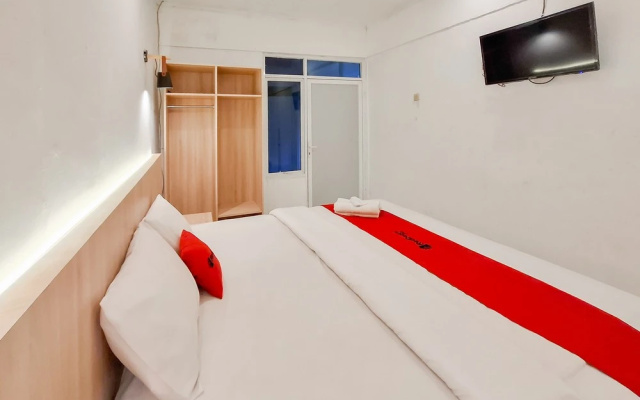RedDoorz at Grand Mirza Near Pasar Grosir Batik Setono Pekalongan – Guest Rooms – Pekalongan