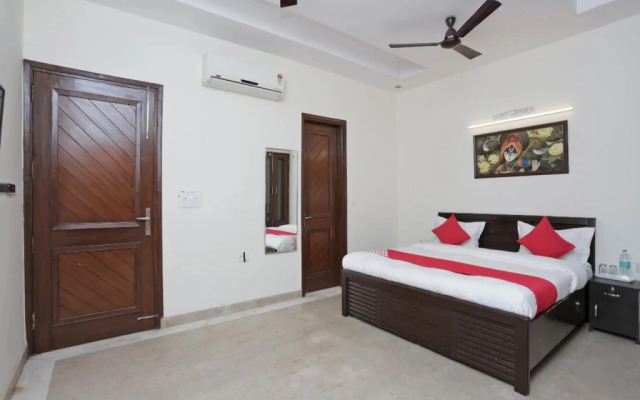 OYO Rooms Noida City Centre 208