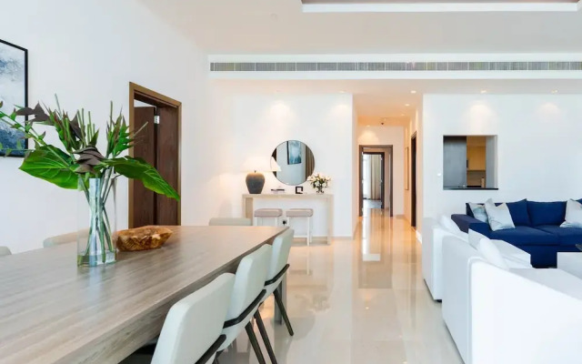 Large waterfront property palm