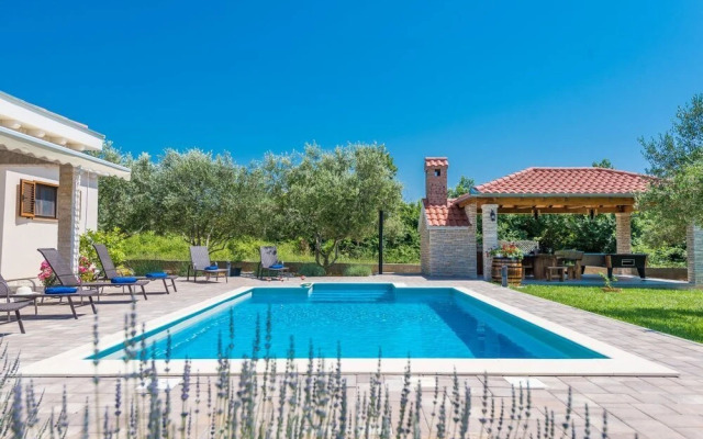 Brandneue Villa mit Pool