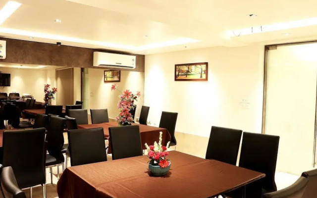 OYO Premium Harish Mukherjee Road