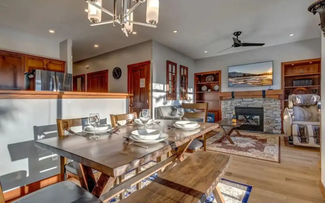 Creekside 2 Bedroom With Incredible Mountain Views