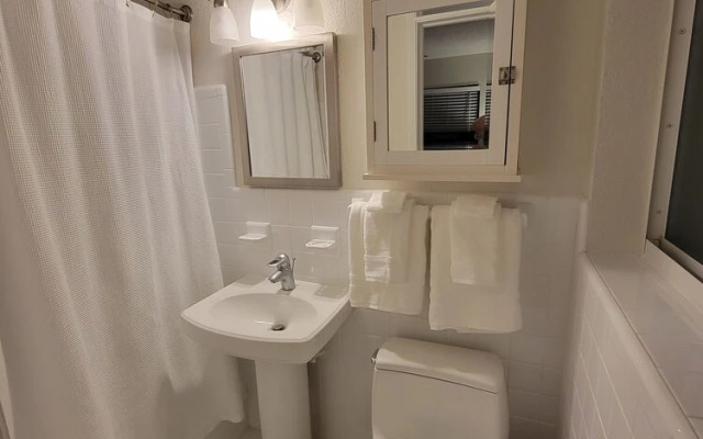 Shangri-la 3 Bedroom Home by RedAwning