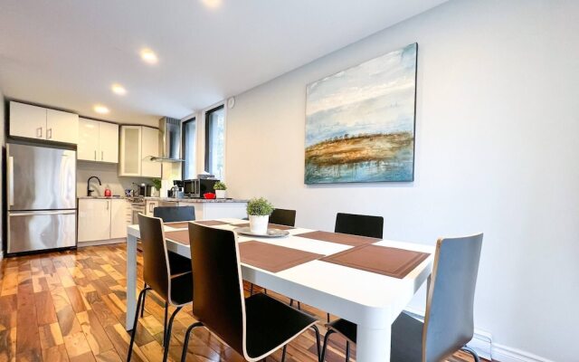 Chic Townhome With Garage Dt Mtl