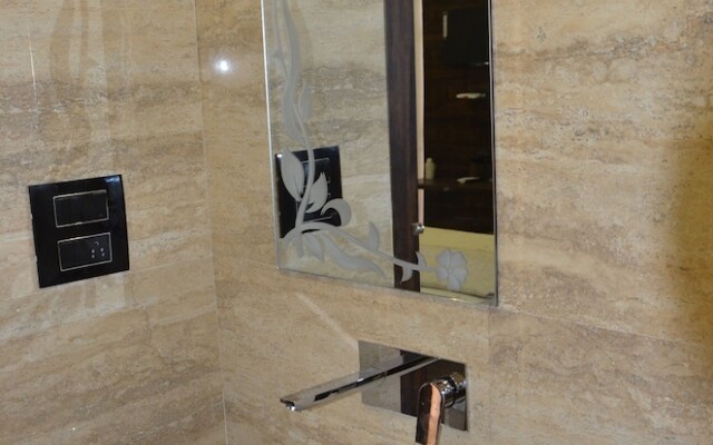 Itsy Hotels Anjali Mahal 500, Mtrs From Mathura Railway Station