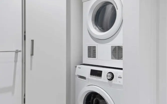 Modern 1-bed City Apartment With Pool and Gym – Guest Rooms – Melbourne