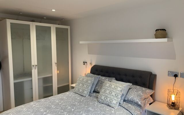 Luxury Modern Apartment With Stunning Balcony View
