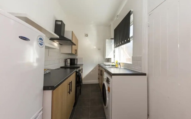 Impeccable 2-bed House in Stoke-on-trent