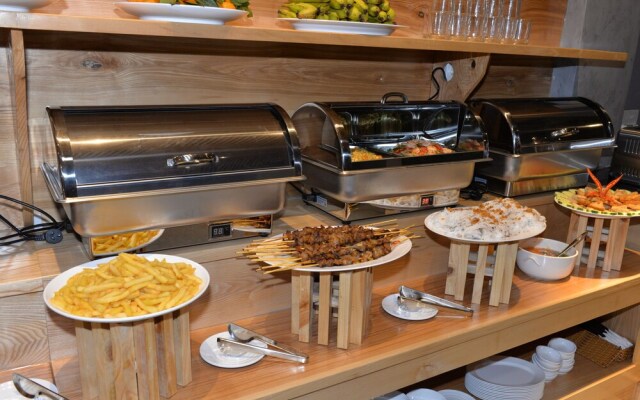 Tropical Forest Hostel & Apartments