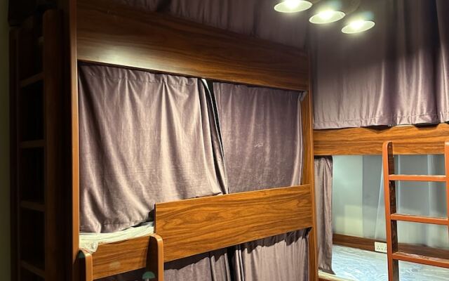 Хостел Business Backpackers JBR