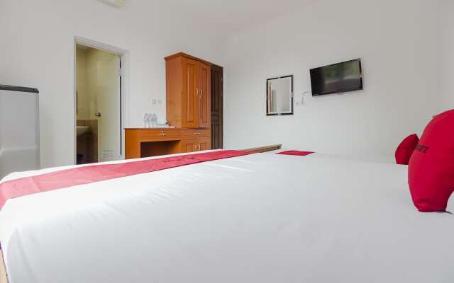 RedDoorz near Pantai Tanjung Pendam 2