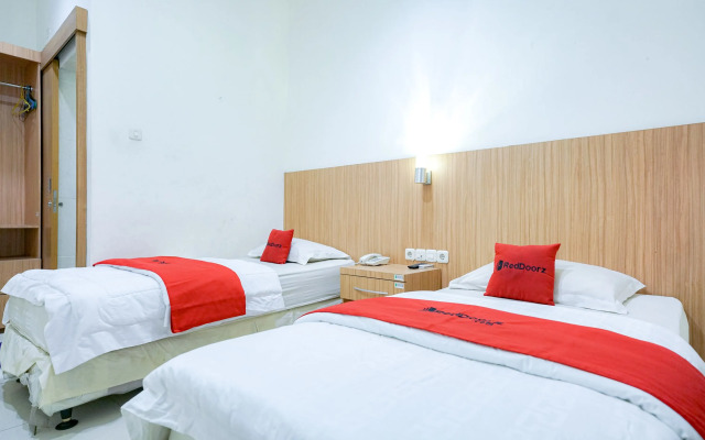 RedDoorz @ Avros Guest House Medan