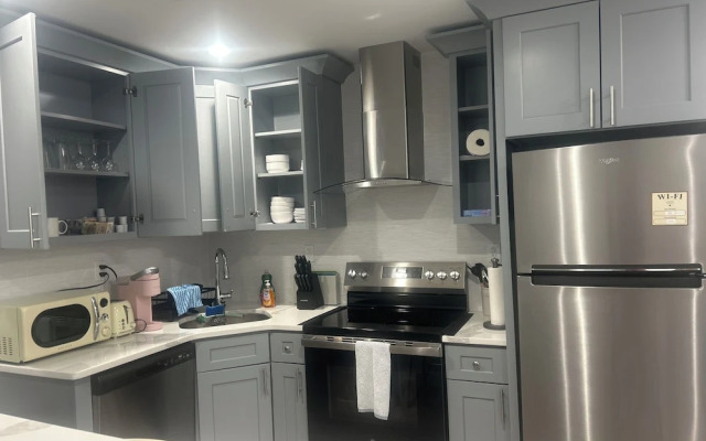 Cozy 2-3 Bedroom Apt in Center City