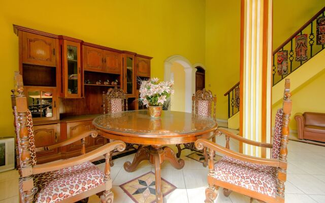 OYO 1770 Hotel Mawar Saron 2