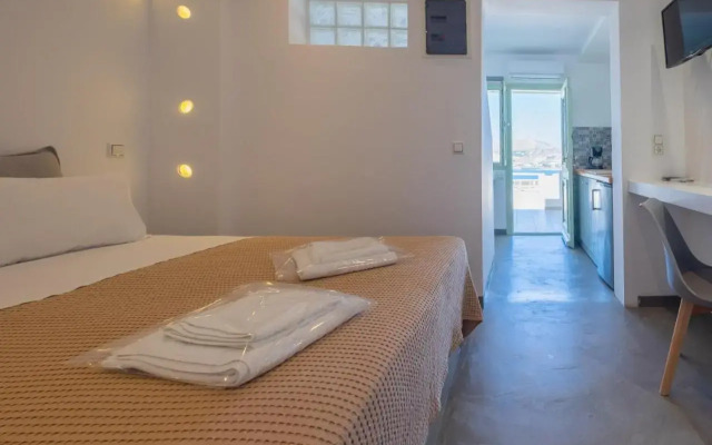 Lorenzo Studios and Suites Paros