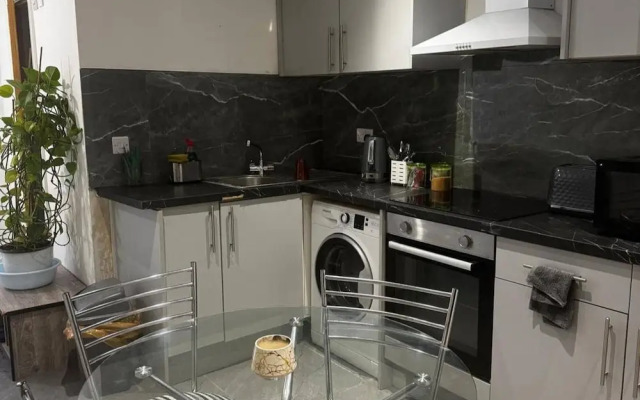 Cosy Central Home - Sleeps 5, Free Parking & Patio