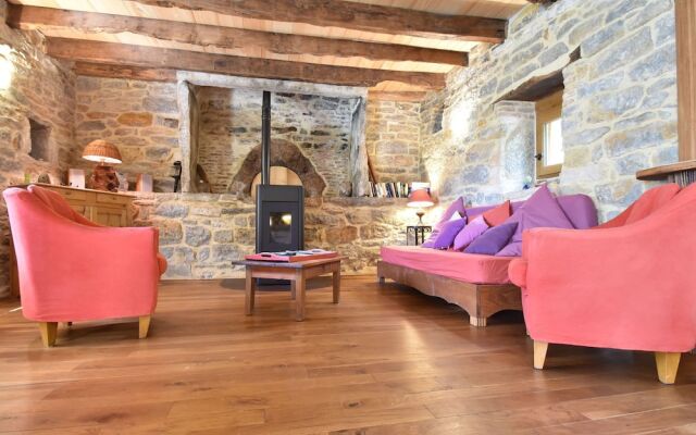 Spacious Holiday Home in Alvignac with Swimming Pool