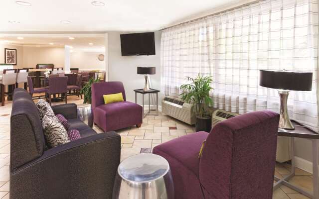 La Quinta Inn & Suites by Wyndham Miami Airport East