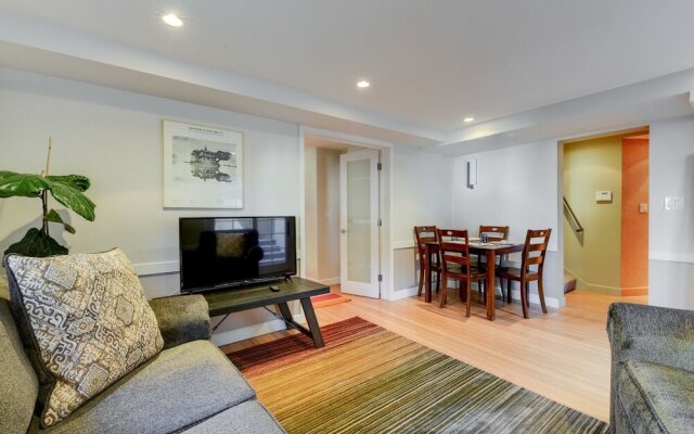 Aesthetically Elegant Downstairs Unit In Oakland 1 Bedroom Apts by Redawning