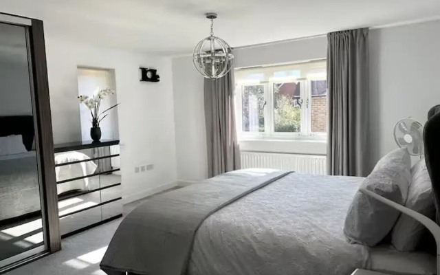 Horley Hideaway - 4 Bedroom House- Sleeps 7