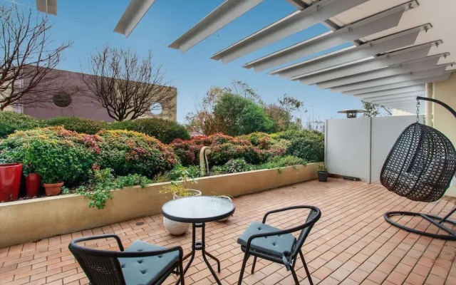 Madecomfy Spacious Canberra Living With Courtyard