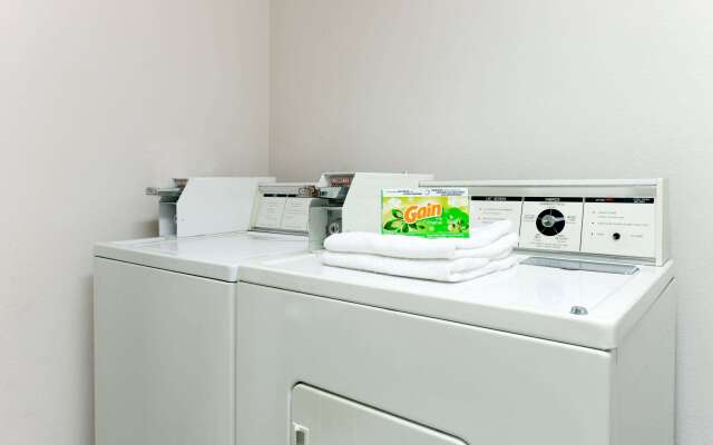 Super 8 by Wyndham Warrenton