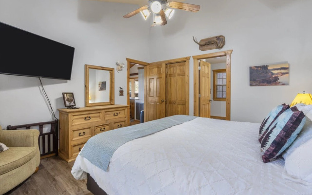 Grey Moose Lodge w/ Amenities Access!