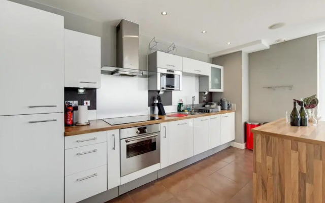 Deluxe three bedroom Apartment by London ExCeL Stays