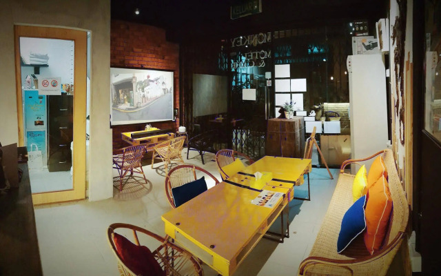 Monkey Motel & Café