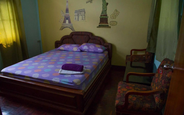 Mad Cow Hostel Si Lom