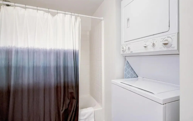 Stunning Modern Home, Prime Location Sleeps 15