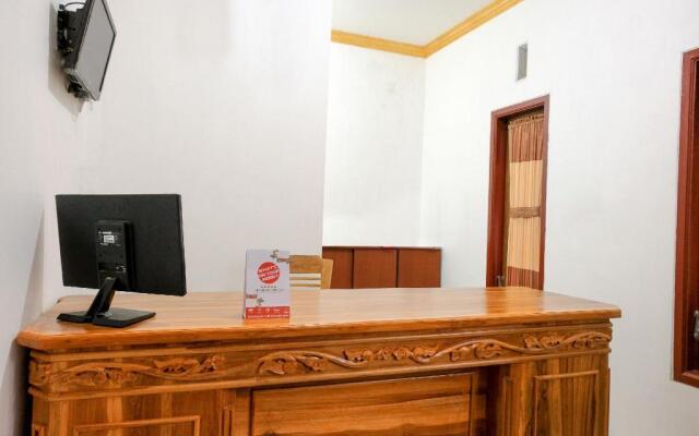 OYO 2986 D and a Guesthouse Syariah And Rent Car