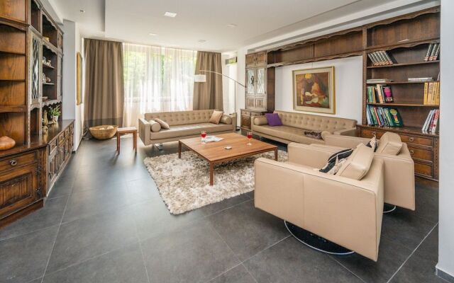 Luxury Apartment in Beautiful Neighborhood