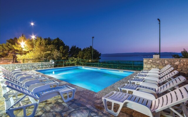 Awesome Home in Duce With Wifi and 9 Bedrooms