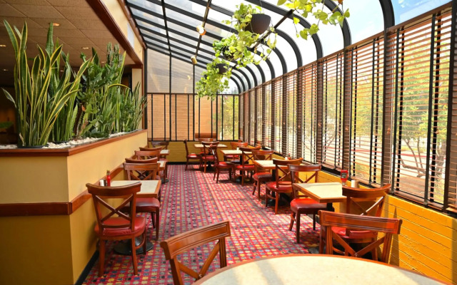 MCM Eleganté Hotel & Suites