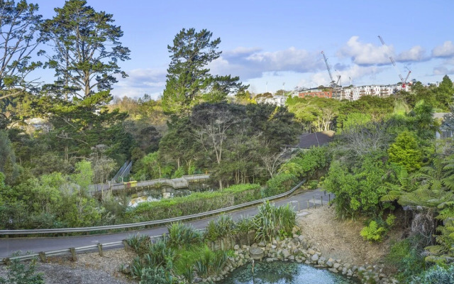 Super Chic Apt nr Albany Mall - Carpark