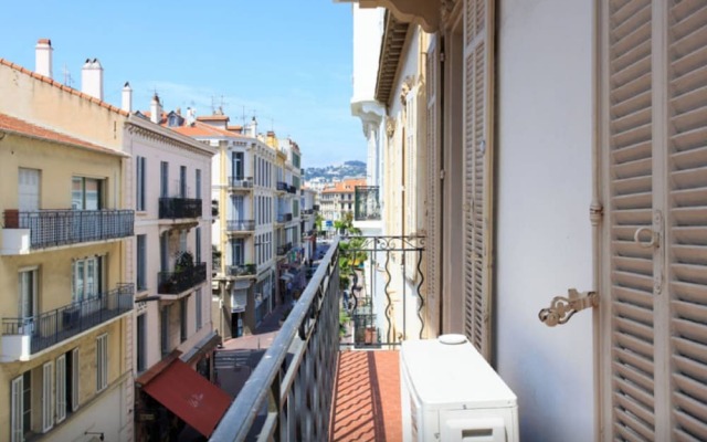 Large 1 Bedroom with Balcony City Centre