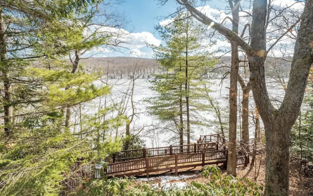 Lakin' It Easy by Taylor Made Deep Creek
