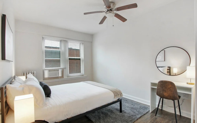 Sleek 2BR - Hyde Park 405