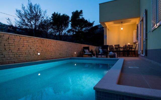 Luxury Villa Lelu With Heated Saltwater Pool, Parking, High Speed Internet, Bbq, el. car Charge T2