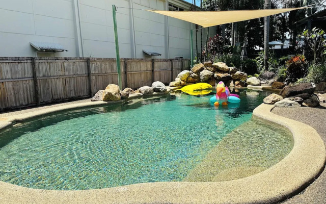 Mossman Exchange & Backpacker Resort