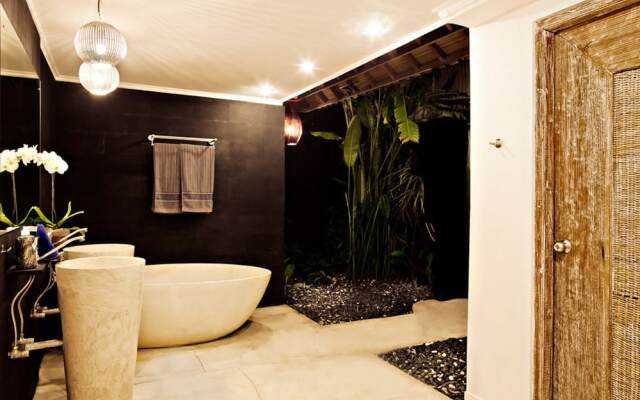 Black & White Villa