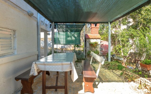 Awesome Home in Stari Grad With Wifi and 1 Bedrooms