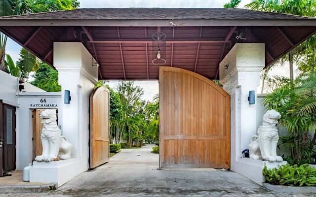 Phuket Ratchamaka Pool Villa