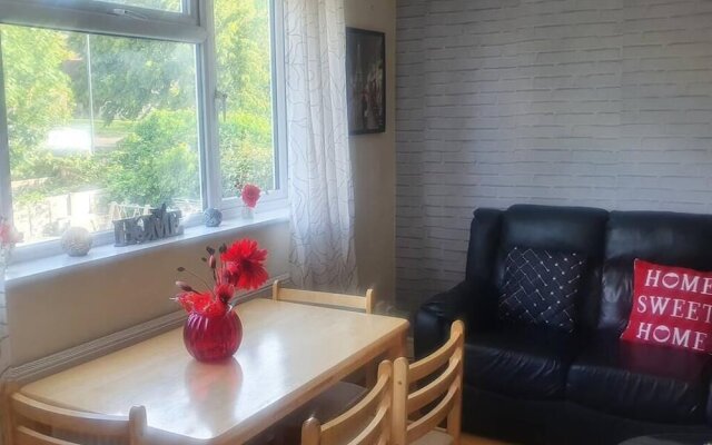 Lovely 4-bed Apartment in Harrow
