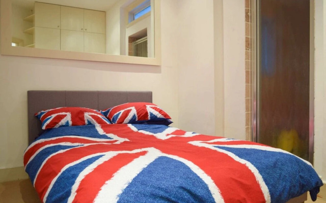 Pleasant, Intimate Flat With Backyard in Battersea