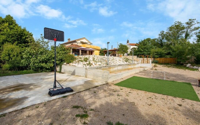 Beautiful Home in Kras With Wifi and 2 Bedrooms